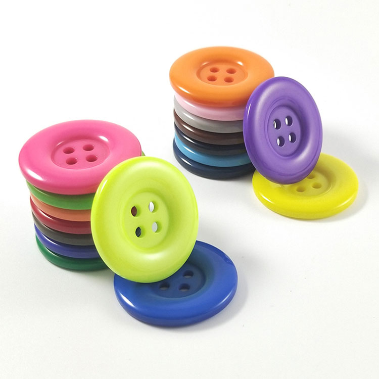 Ano ang mga pagkakaiba sa pagitan ng mga pindutan ng resin at mga plastik na pindutan?